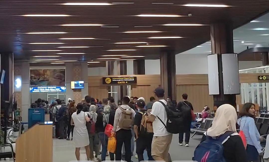 PENUMPANG-Penumpang-di-ruang-tunggu-Bandara-Internasional-Komodo-Labuan-Bajo-ntt.jpg