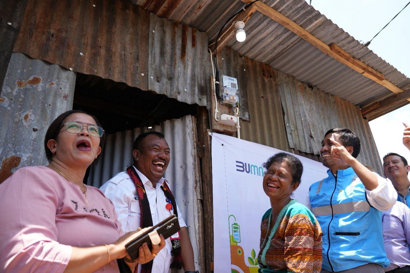 PLN-Nelci-Tana-Tabun-ketiga-dari-kiri-warga-Kelurahan-Belo-ntt.jpg