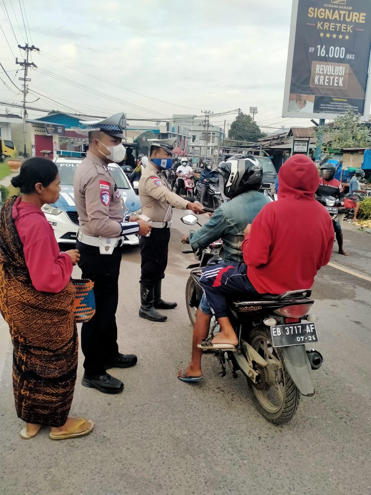 BREAKING NEWS: Dampak Erupsi Gunung Lewotobi, Polisi Bagi-bagi Masker untuk Warga Ende