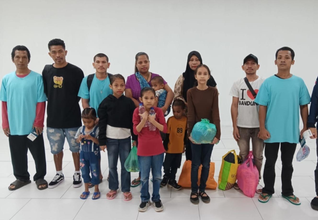 POSE-BERSAMA-PMI-Asal-NTT-yang-dideportasi-dari-Malaysia-Juni-2025.jpg