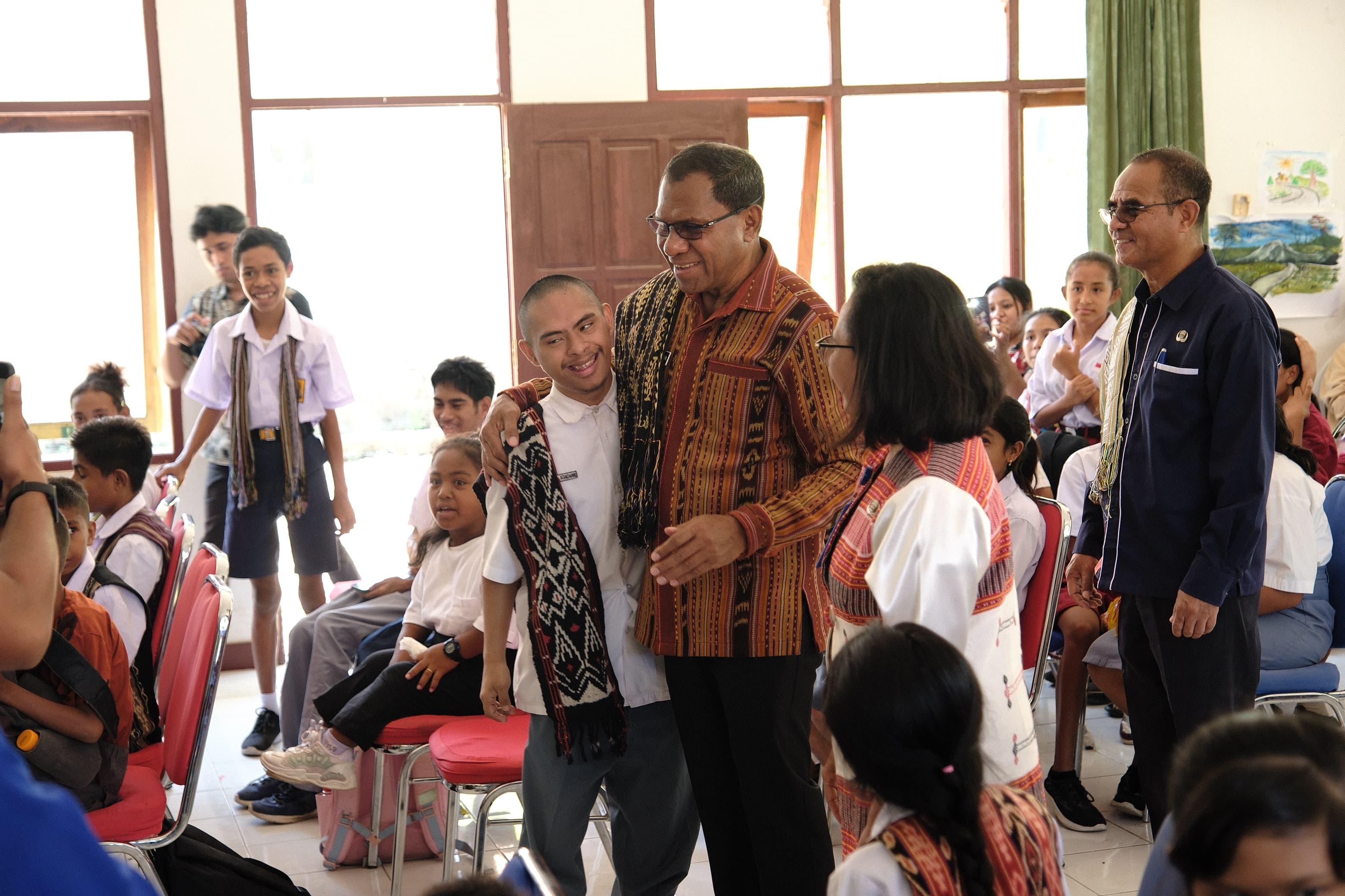POSE-BERSAMA-Wagub-NTT-Johni-Asadoma-saat-foto-bersama-pelajar-di-SLBN.jpg
