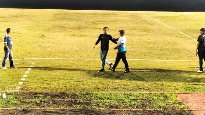 PROTES-Pelatih-Platina-FC-Habibi-Salim-Johar-saat-melakukan-protes-kepada-pengawas.jpg