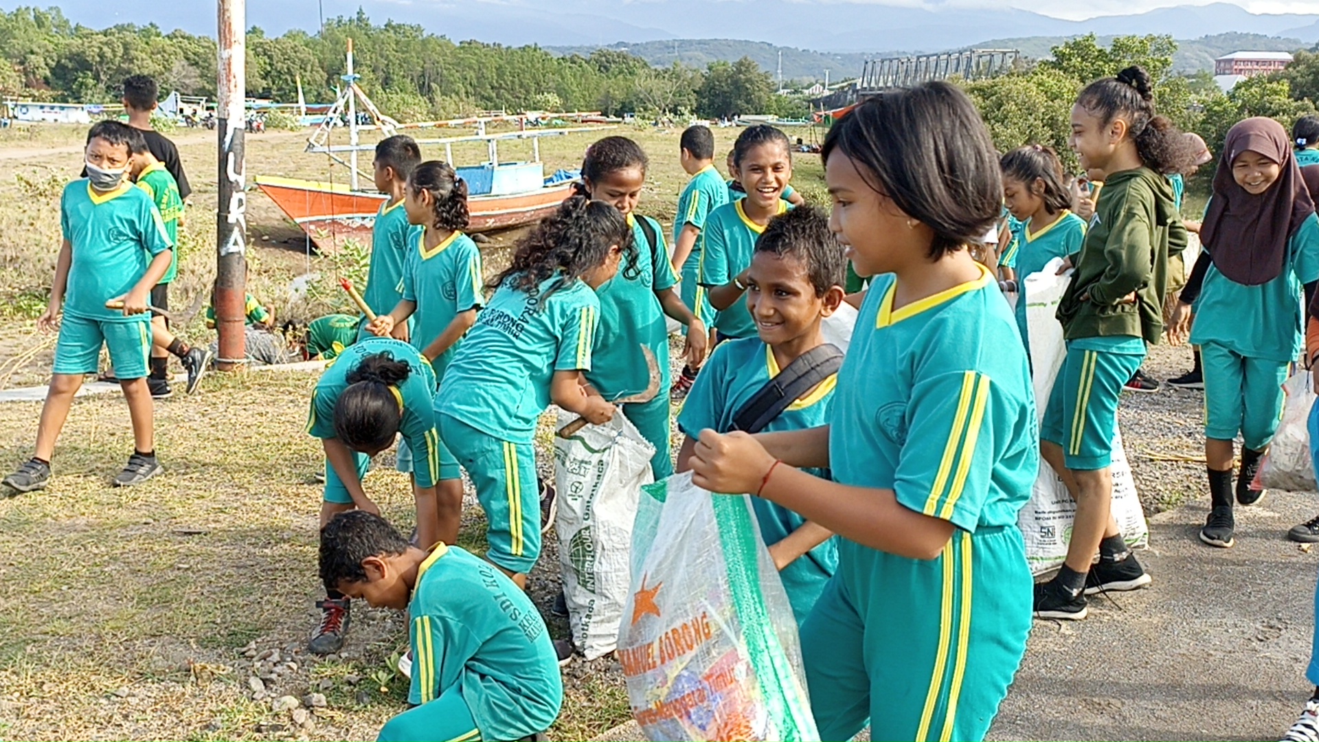 Dinas Lingkungan Hidup Matim Gandeng Komunitas dan Pelajar Pungut Sampah