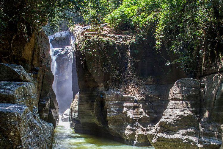 Panorama-alam-wisata-Air-Terjun-Cunca-Wulang.jpg