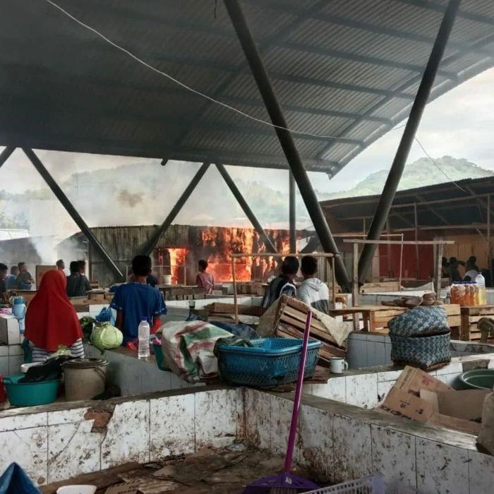 Pasar-Lembor-Terbakar-Api-Dipadamkan.jpg