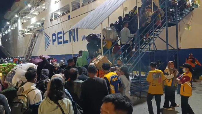 Imbas Erupsi Lewotobi Bandara Tutup, Warga Naik Kapal Pelni dari Maumere