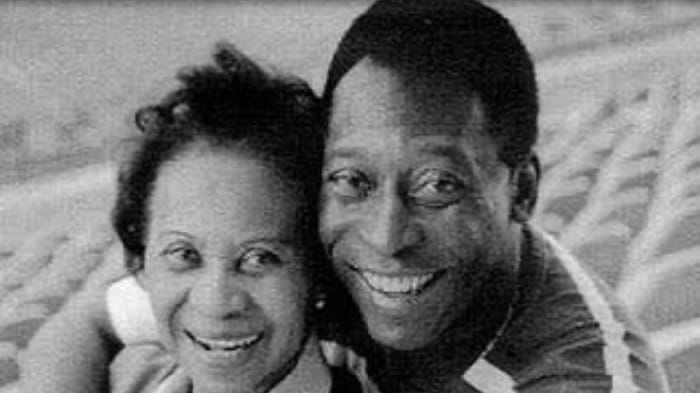 Pele-dan-Ibunya.jpg
