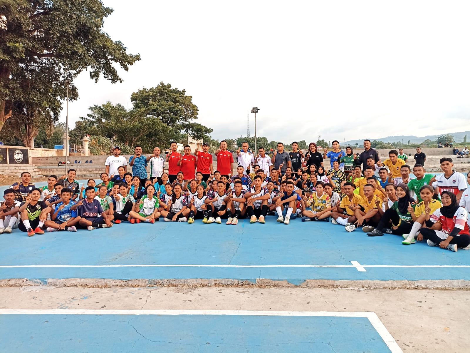 Pemain-Futsal-Berpose.jpg