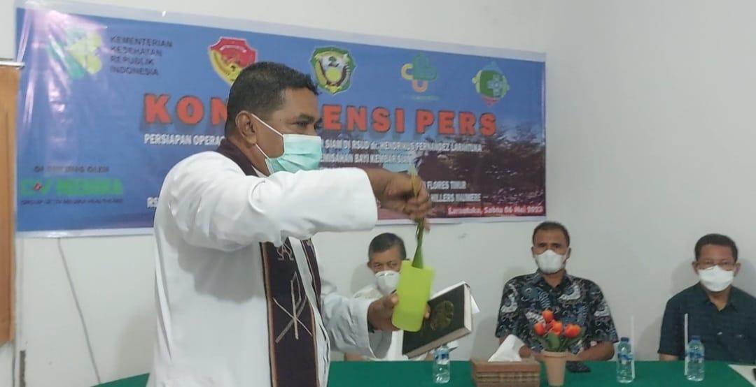 Pemberkatan-secara-rohani-jelang-operasi-pemisahan-tubuh-bayi-kembar-siam-di-RSUD-Larantuka.jpg