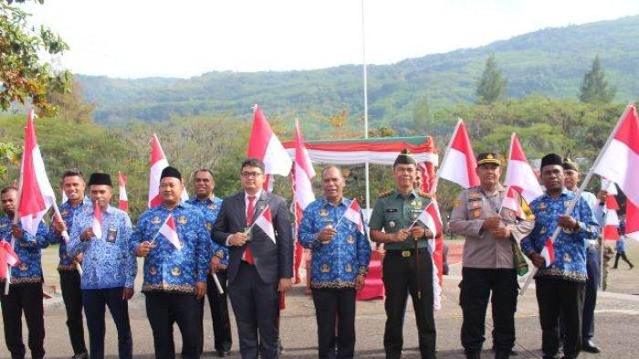 Pemda Alor Bagikan 10.000 Bendera untuk ASN dan Pelajar di Kalabahi