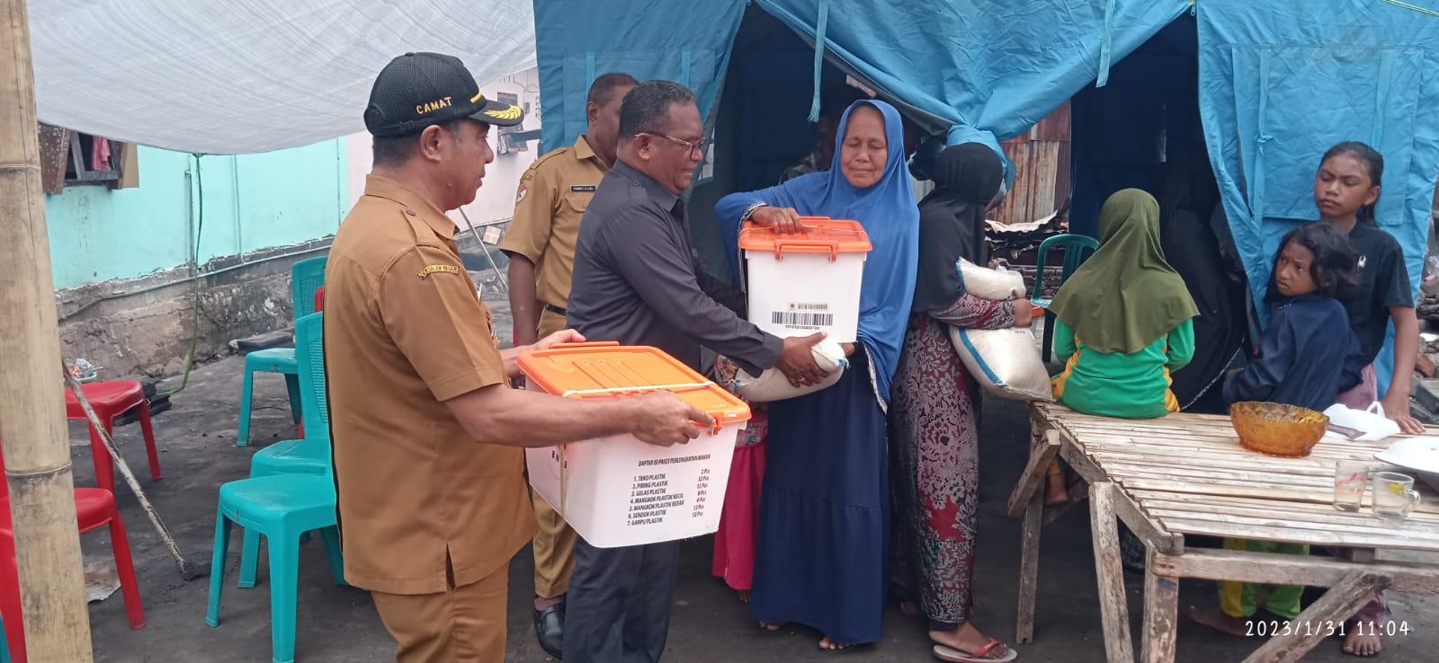Dinsos Sikka Salurkan Bantuan Tanggap Darurat Bagi 5 Korban Kebakaran di Wuring