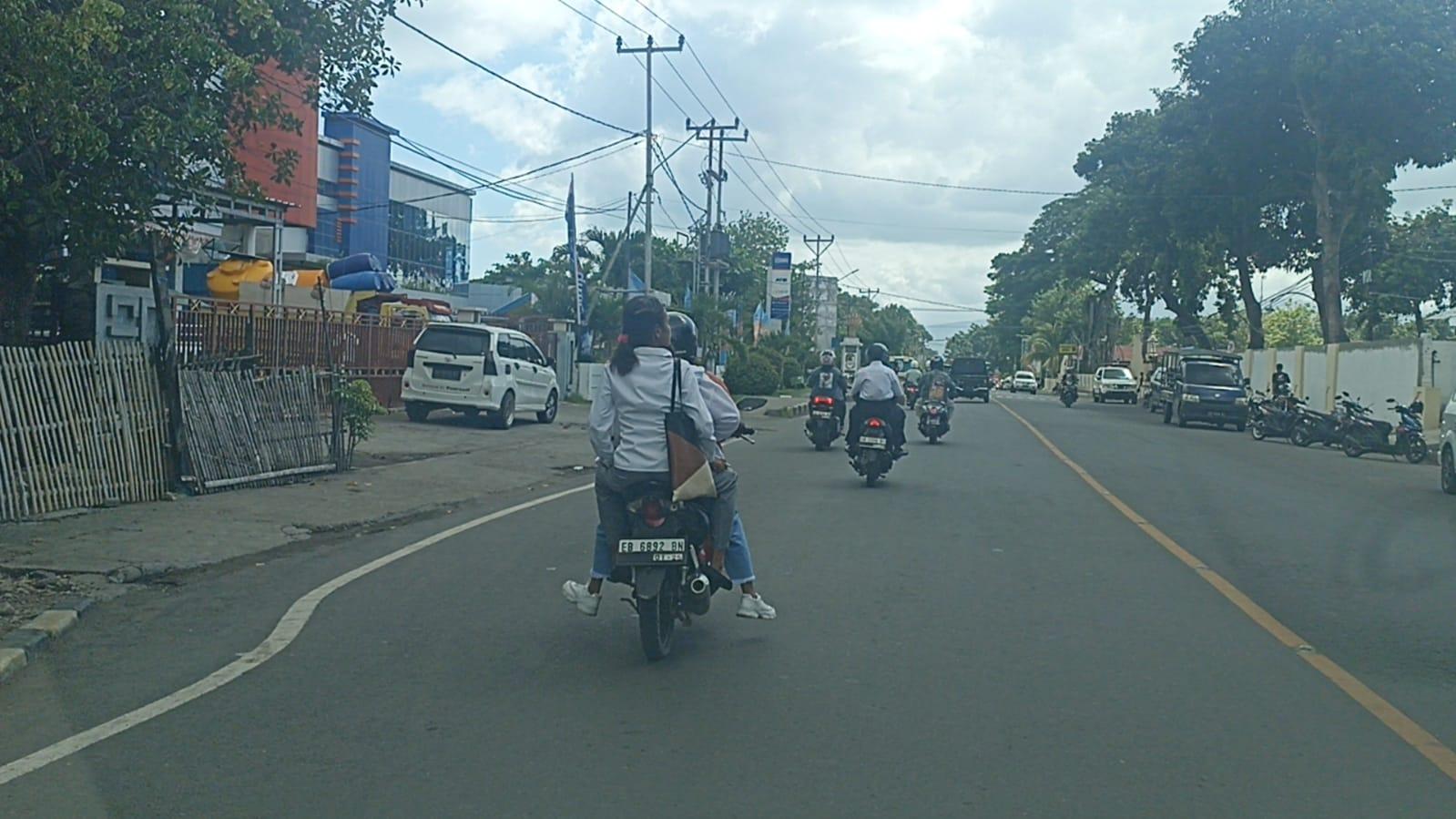 Pengendara-bermotor-yang-melewati-Jalan-Jenderal-Ahmad-Yani-Kota-Maumere.jpg