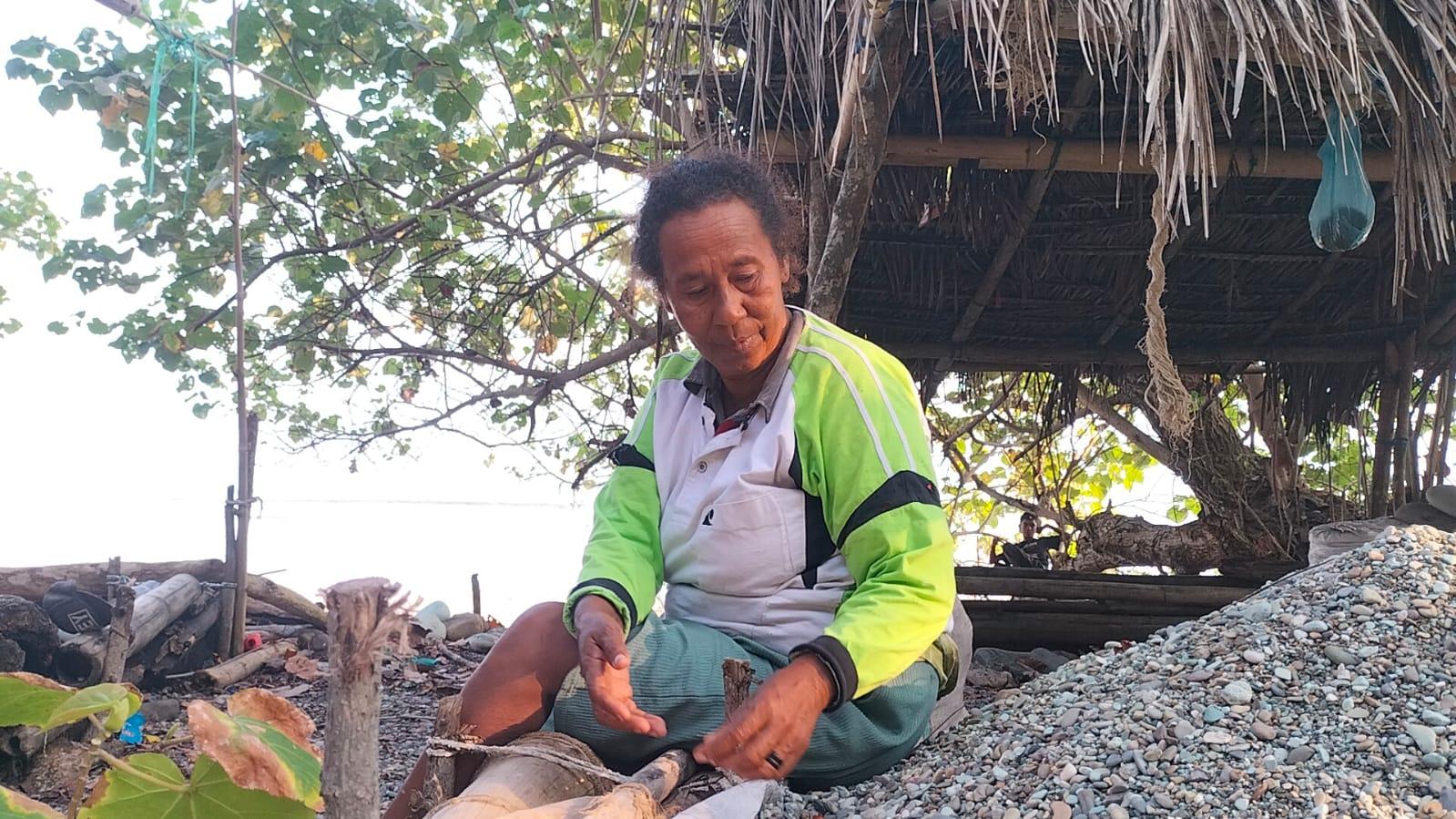 LIPSUS : Siti Warga Ende NTT Mengais Rejeki di Pantai Batu Hijau di Pantai Selatan Flores