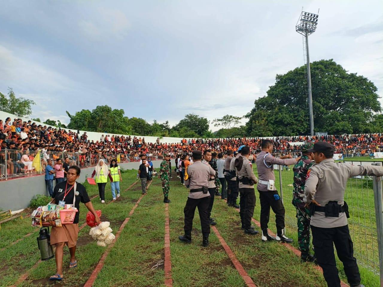 Kodim 1602 Ende Pastikan Keamanan Stadion Marilonga, Penonton Tertib Saksikan ETMC 2025
