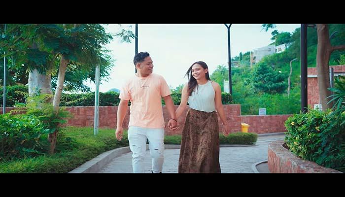Penyanyi-lagu-Bunga-Desa-Kaka-Andi-bersama-model-video-clip-di-Labuan-Bajo-NTT.jpg