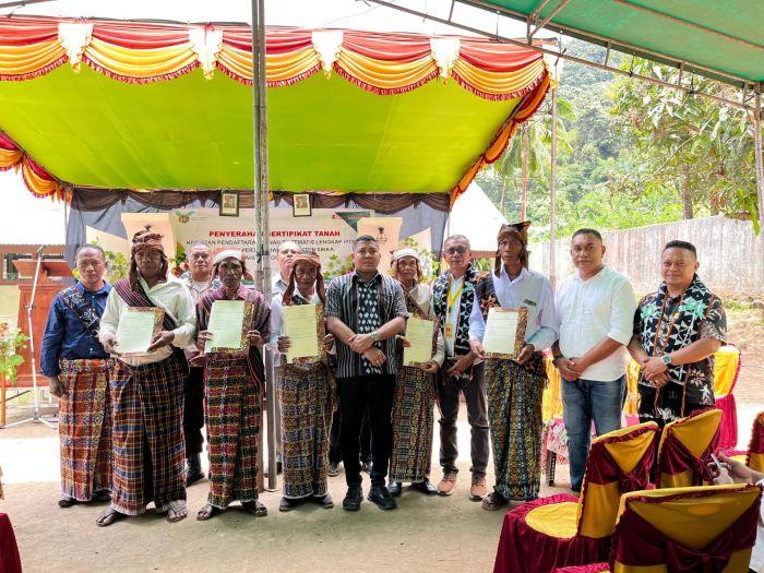 Penyerahan-sertifikat-dilakukan-secara-simbolis-oleh-Bupati-Sikka-Juventus-Prima.jpg