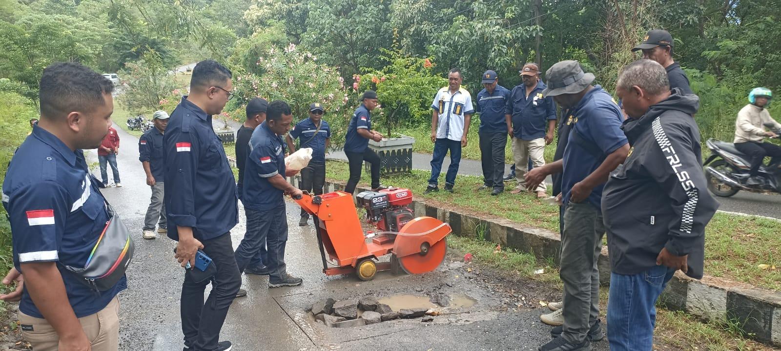 Hari Bhakti PU ke-80, PUPR Manggarai Timur Perbaik Badan Jalan Rusak Kembur-Lehong