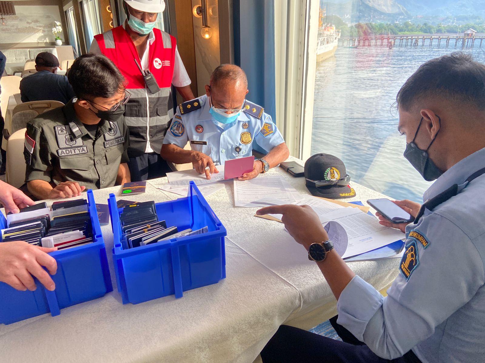 Periksa-kapal-di-Ende-Imigrasi-Maumere.jpg