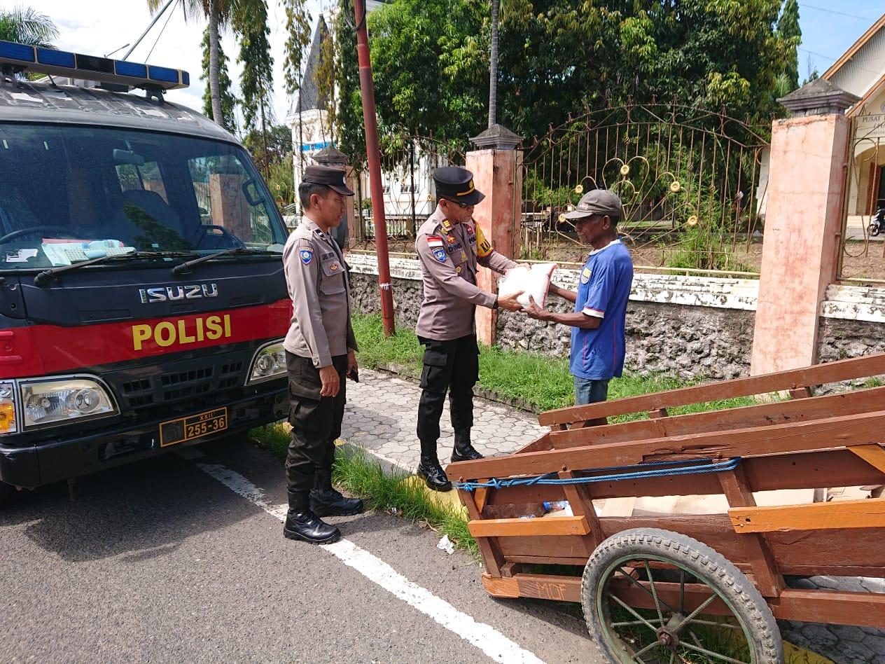 Polres Sikka Bagi Beras Untuk Petugas Kebersihan dan Pendorong Gerobak
