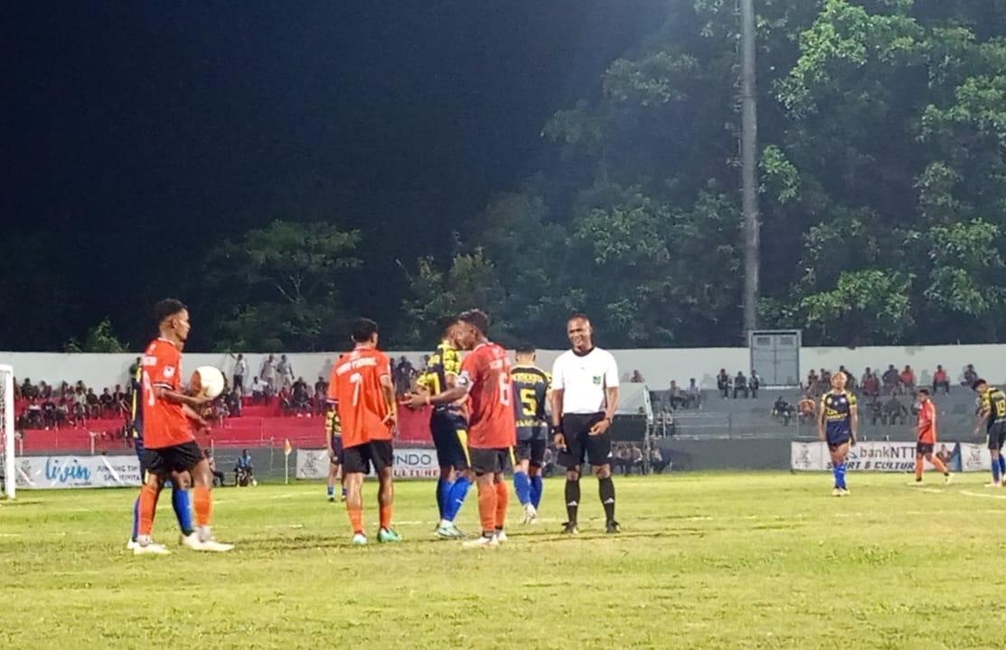 Pertandingan-babak-penyisihan-grup-B-Piala-Gubernur-Liga-4-Zona-NTT-El-Tari-Memorial-Cup.jpg