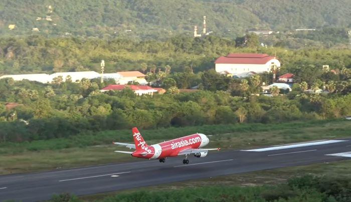 Pesawat-AirAsia-mendarat-di-Bandara-Komodo-Labuan-Bajo.jpg