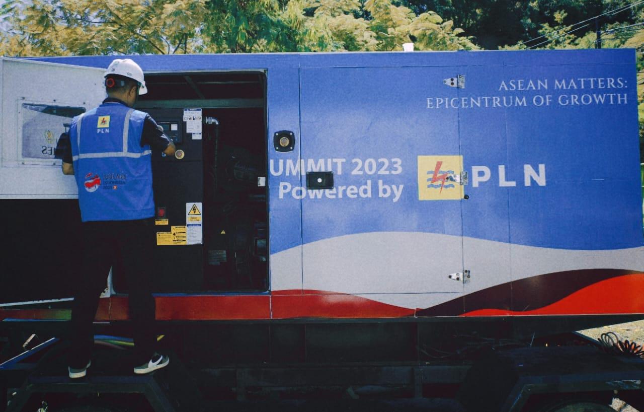 Petugas-PLN-sedang-mengecek-kondisi-kelistrikan-saat-Kunker-Jokowi-di-Kupang.jpg