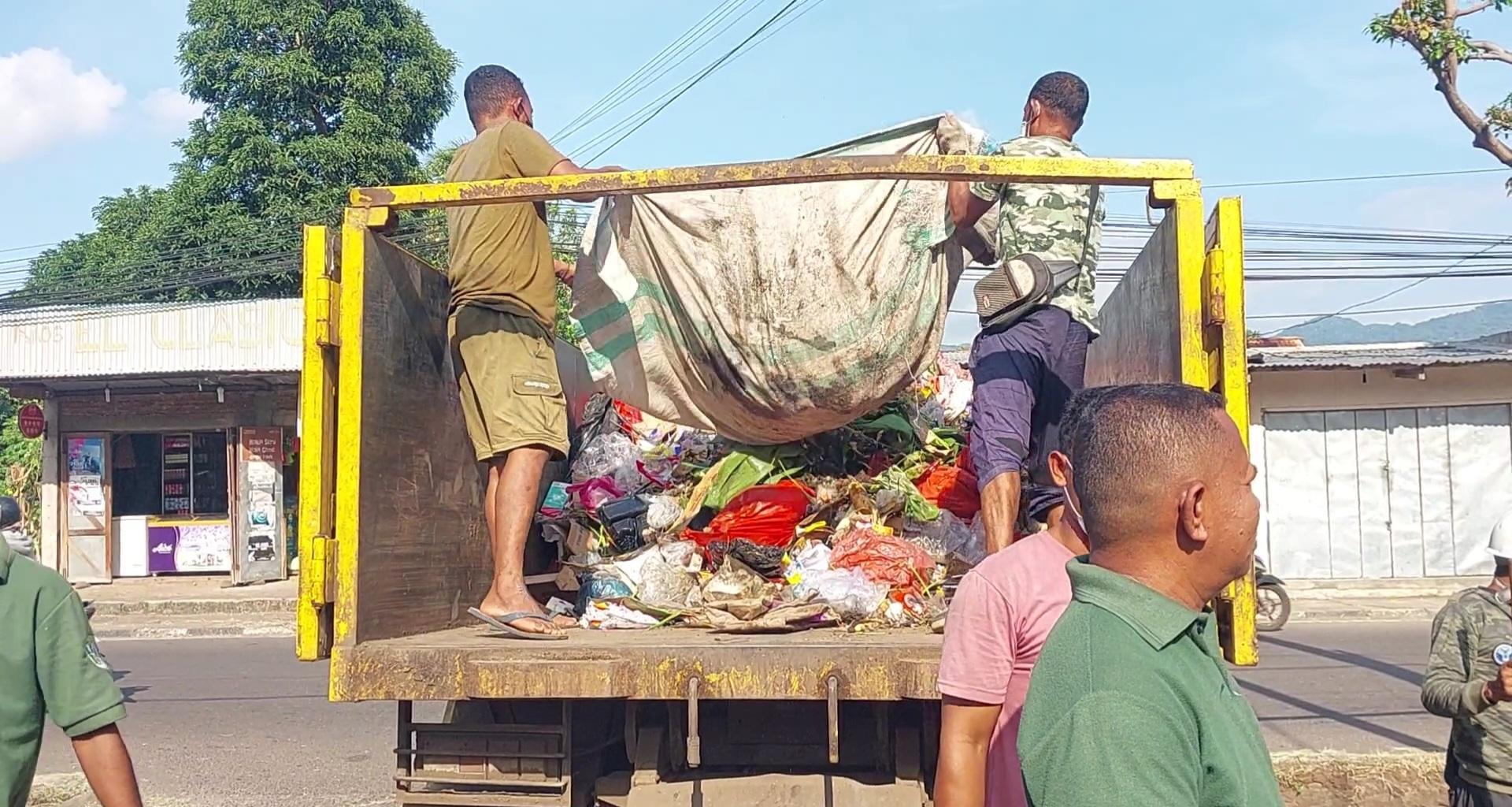Petugas-kebersihan-Dinas-Lingkungan-Hidup.jpg