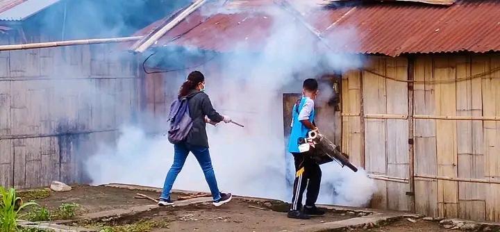 Petugas-kesehatan-di-Puskesmas-Bola-saat-melakukan-fogging.jpg