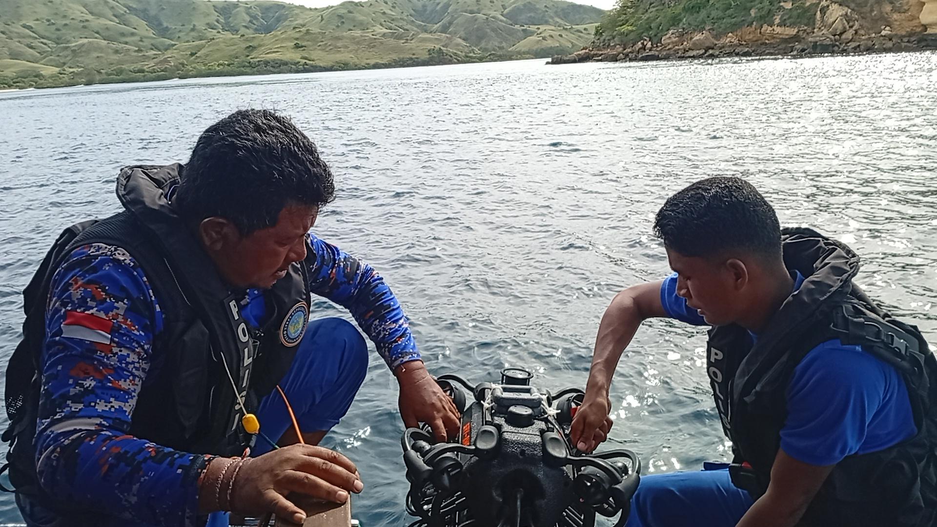 Petugas-sedang-menggunakan-Drone-SRV-8MS-Milik-DitPolairud-Polda-NTT.jpg