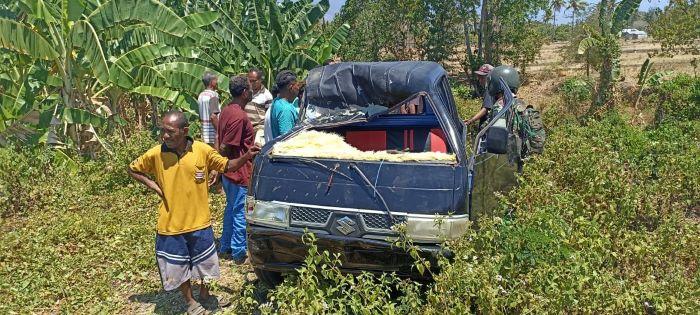 Pickup-terbalik-di-Nangahale.jpg