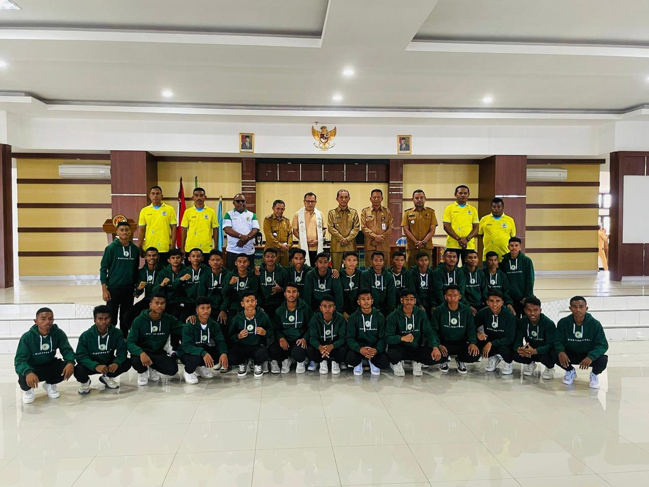Pose-bersama-usai-acara-pelepasan-tim-Persami-Maumere-U-17.jpg