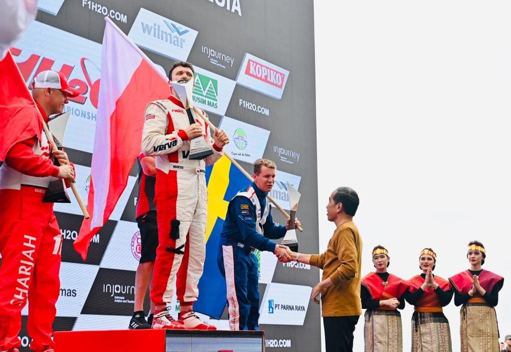Momen Jokowi dan Iriana Saksikan Seri Perdana F1 Powerboat di Danau Toba