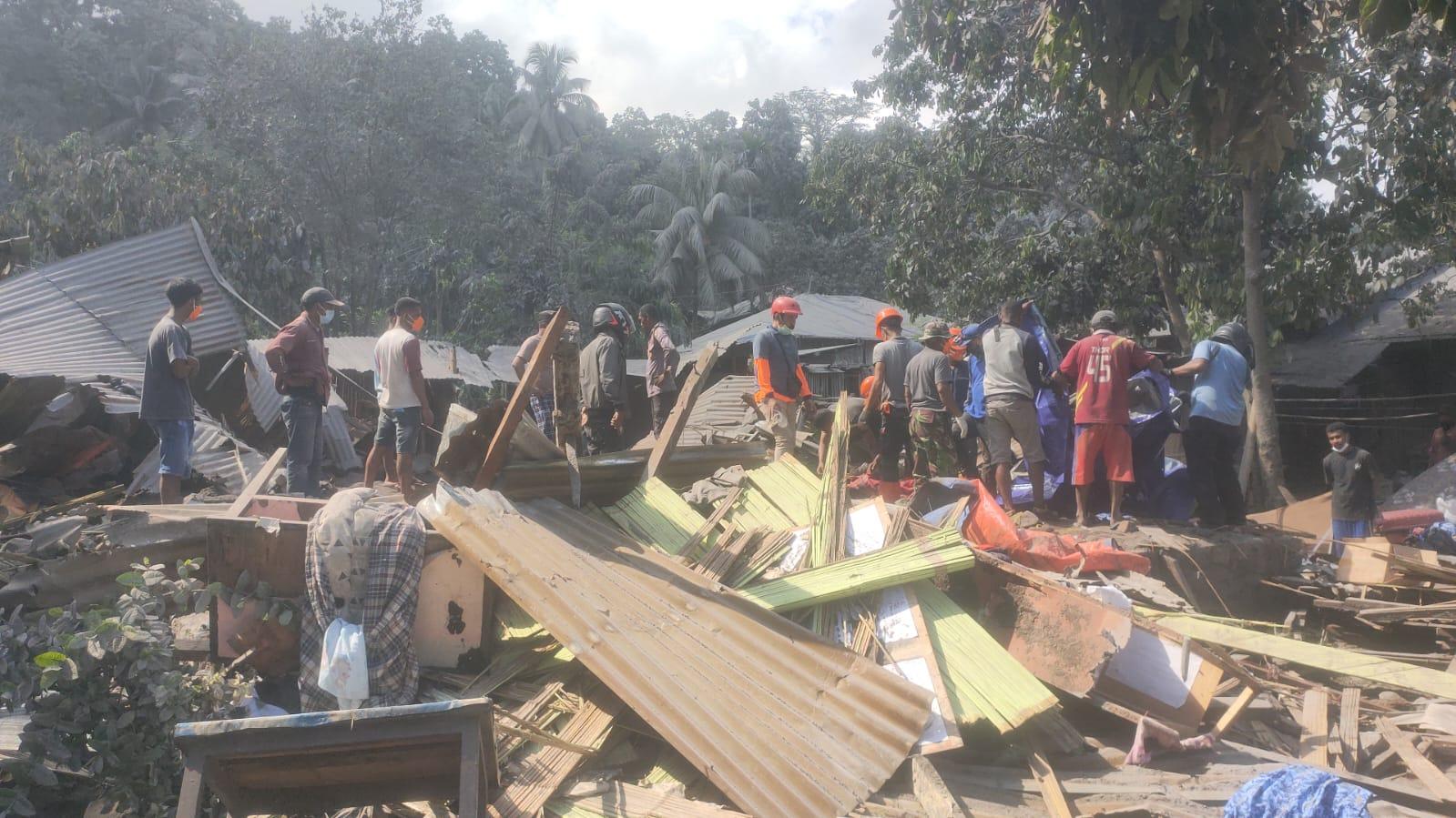 Proses-evakuasi-korban-meninggal-akibat-letusan-Gunung-Lewotobi-Laki-laki.jpg
