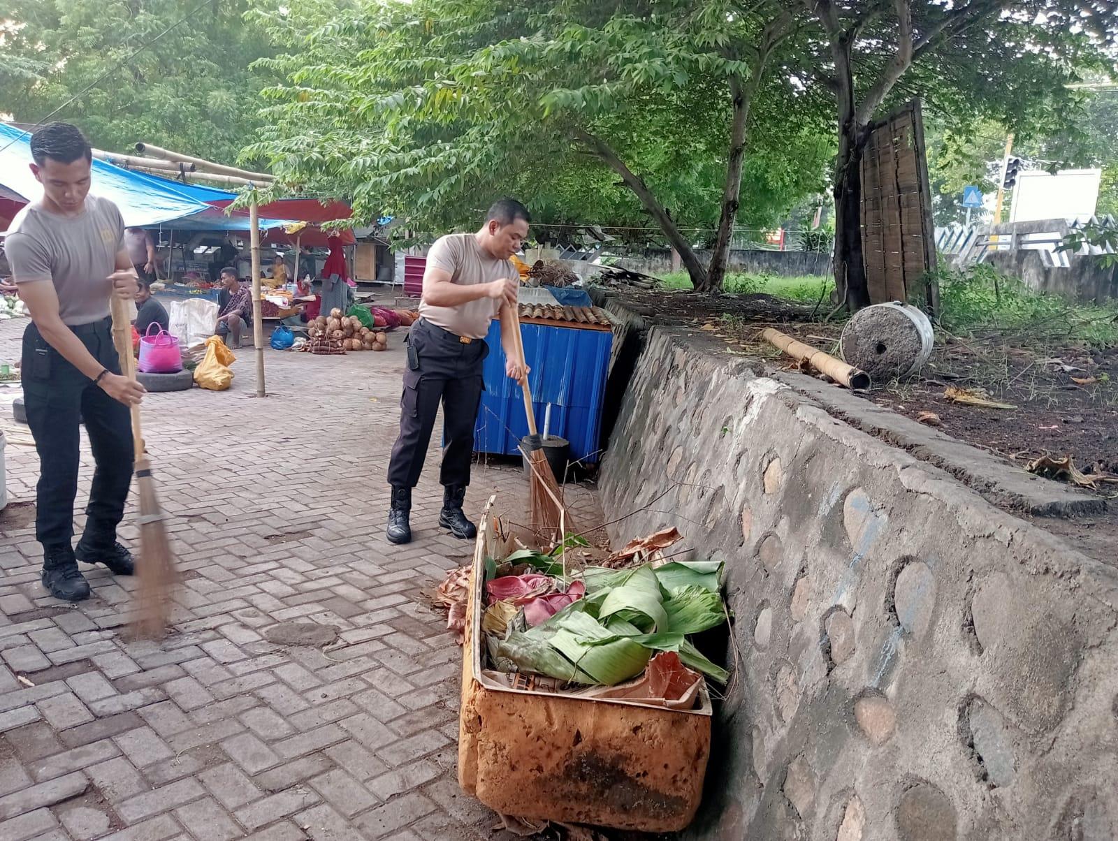 Polisi Pungut Sampah di Pasar Tingkat Maumere