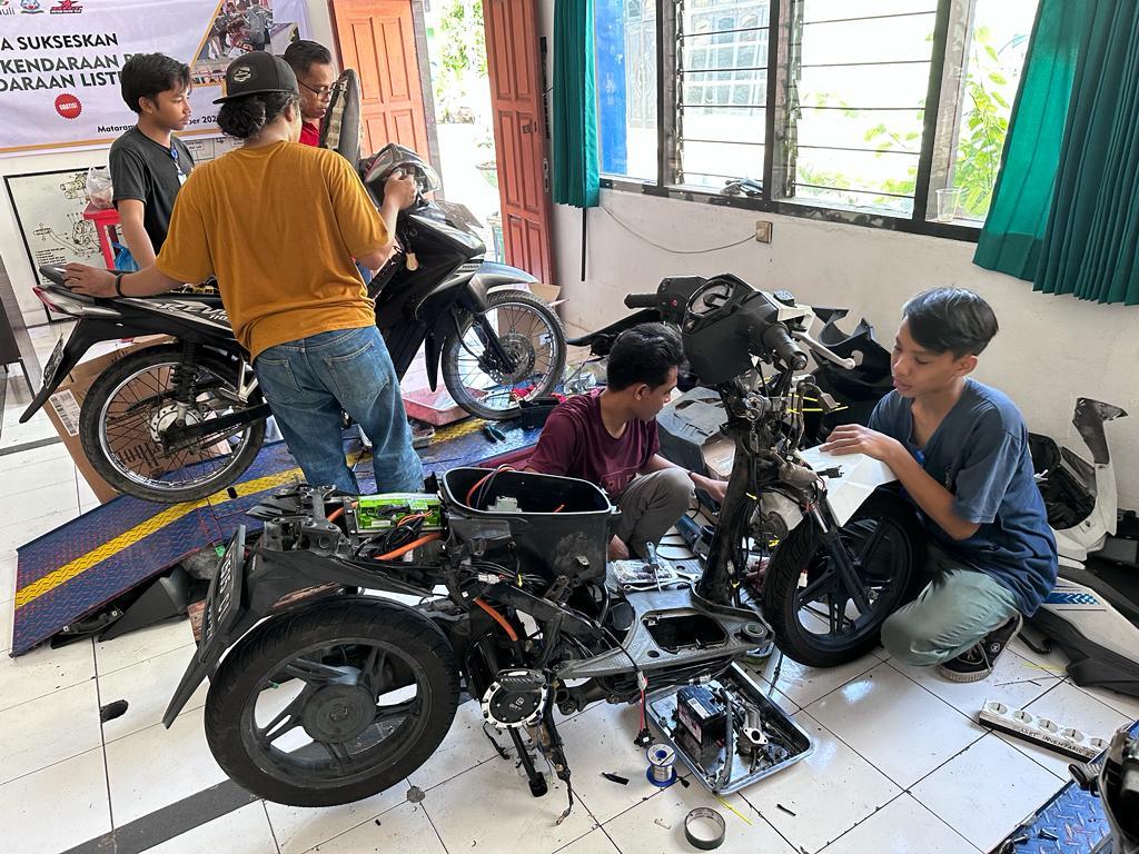 RAKIT-MOTOR-LISTRIK-Proses-perakitan-motor-konversi-oleh-siswa-SMKN-3-Mataram.jpg