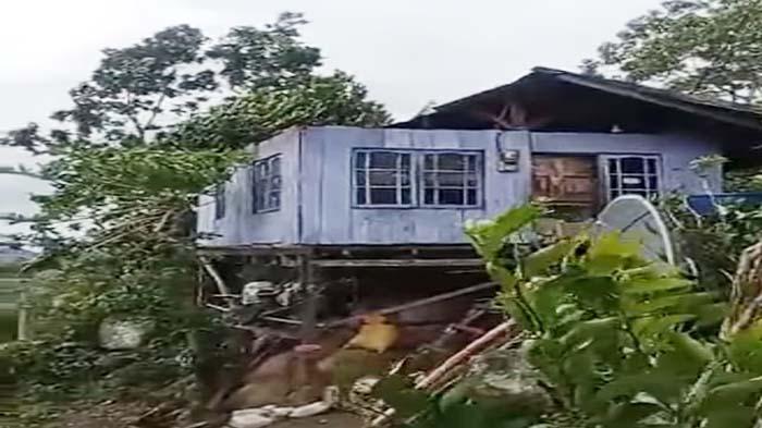 RUMAH-RUSAK-Rumah-rusak-akibat-cuaca-ekstrem-di-Ende-Flores-NTT.jpg