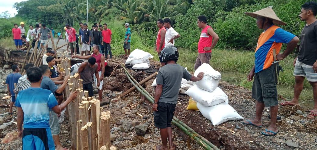 Ratusan-warga-Desa-Wailamung-dan-Desa-Henga-gotong-royong-kerja-jalan-rusak.jpg