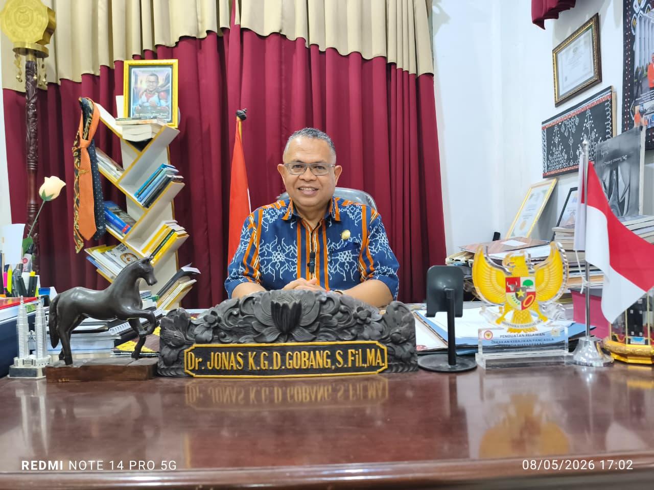 Rektor-Unipa-Dr-Jonas-KGD-Gobang-SFil-MA-memberikan-penjelasan-terkait-prosesiWisuda.jpg