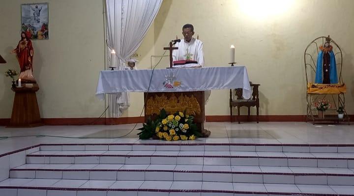 Romo-John-Eo-Towa-menyampaikan-isi-Khotbah-saat-misa-harian-di-Kapela-Santo-Paulus-Tuang-Muut.jpg