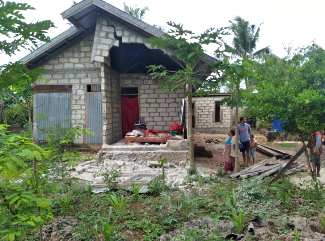 Gempa 5,5 M Guncang Kupang, Rumah Warga di Desa Retraen Ambruk, Penghuni Lari Berhamburan