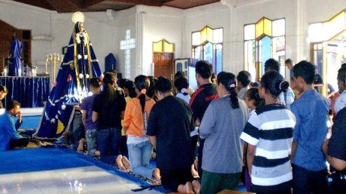 SEMANA-SANTA-LARANTUKA-Peziarah-Semana-Santa-di-Kapela-Tuan-Ma-Larantuka.jpg