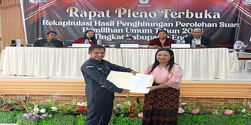SERAHKAN-BERITA-ACARA-Ketua-KPUD-Ende.jpg