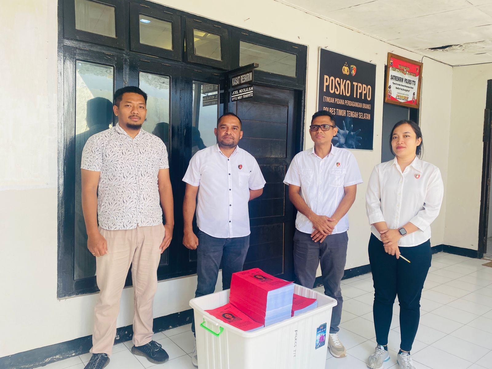 SERAHKAN-BERKAS-Suasana-saat-anggota-Polres-Timor-Tengah-Selatan.jpg