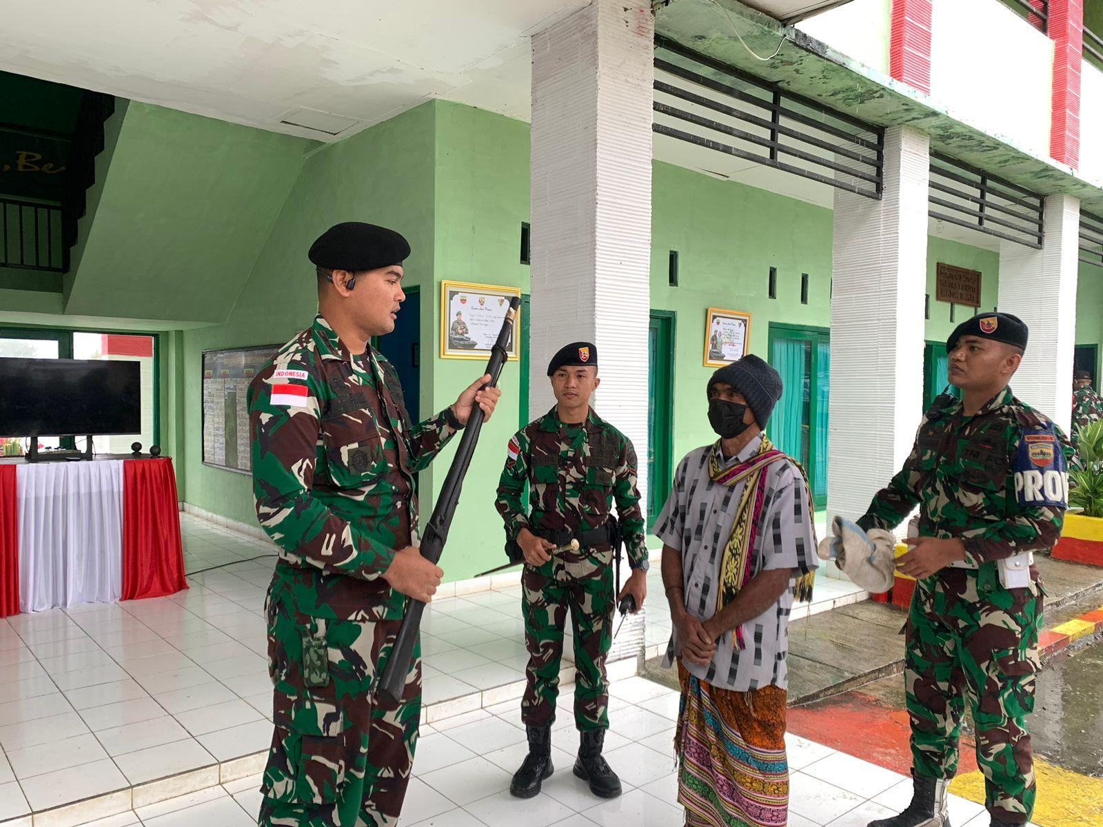 SERAHKAN-SENJATA-Suasana-saat-menyerahkan-senjata-jenis-Flintlock.jpg