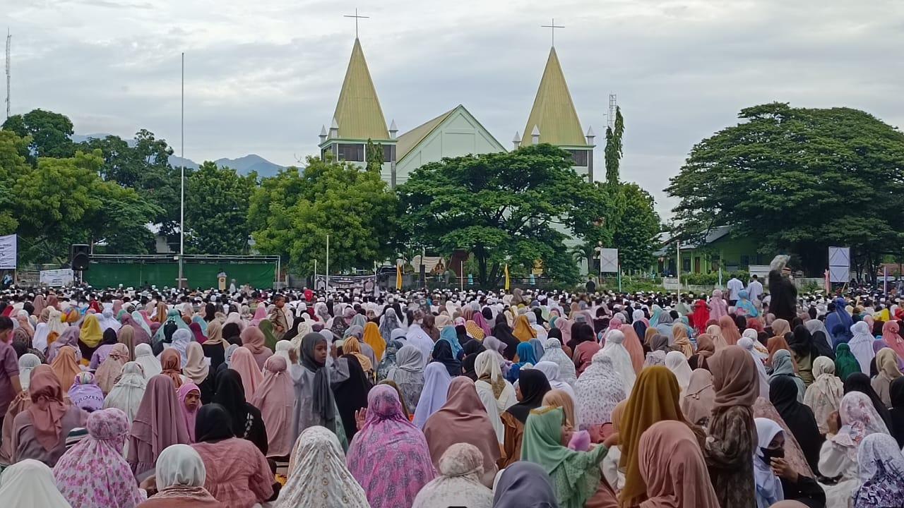 SHOLAT-IDUL-FITRI-Umat-Muslim-saat-Sholat-Ied-di-Depan-Gereja-Kalvari-Maumere.jpg