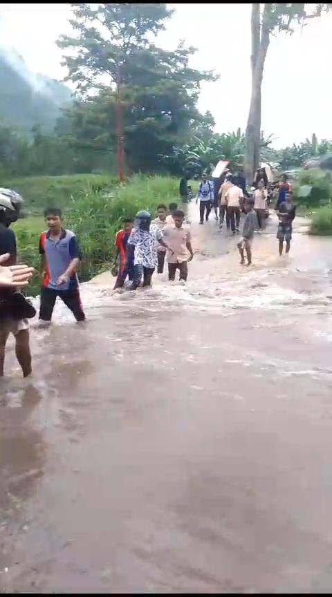 SISWA-MENYEBERANG-BANJIR.jpg