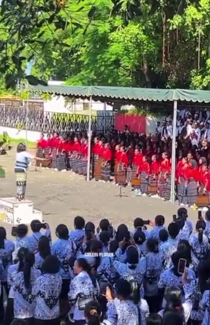 SMPN 1 Ende Rayakan Hari PGRI dan Hari Guru Nasional, Penampilan Tabola Bale