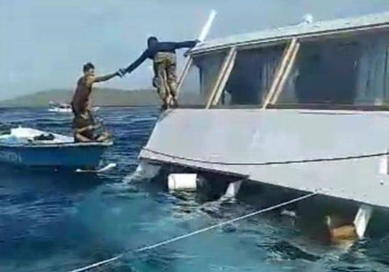 Saat-penumpang-kapal-Wisata-Tiana-dievakuasi.jpg