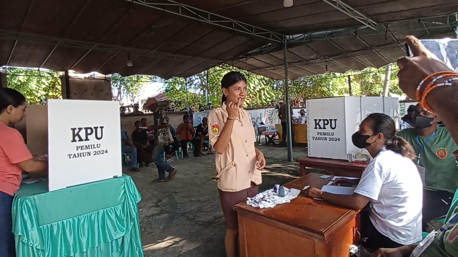 Salah-satu-pelajar-SMA-di-Kota-Maumere-menggunakan-hak-pilih.jpg