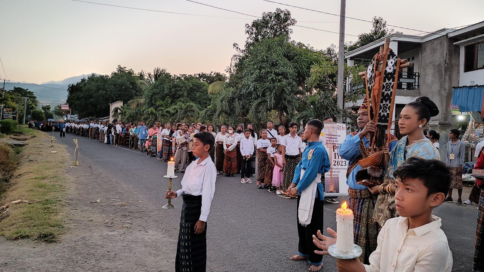 Salib-IYD-saat-tiba-di-Gereja-Stasi-Wairumbia.jpg